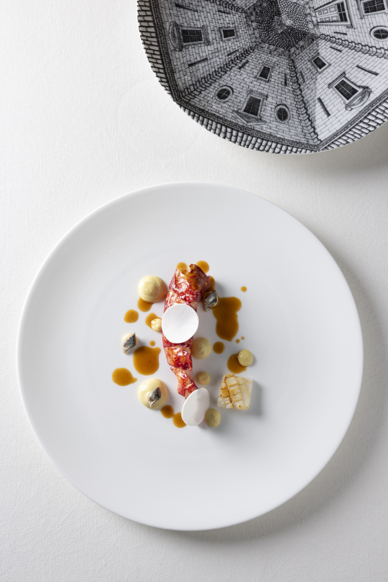 Astice Blu arrosto con bagna cauda, seppia, bisque alla vaniglia e funghi