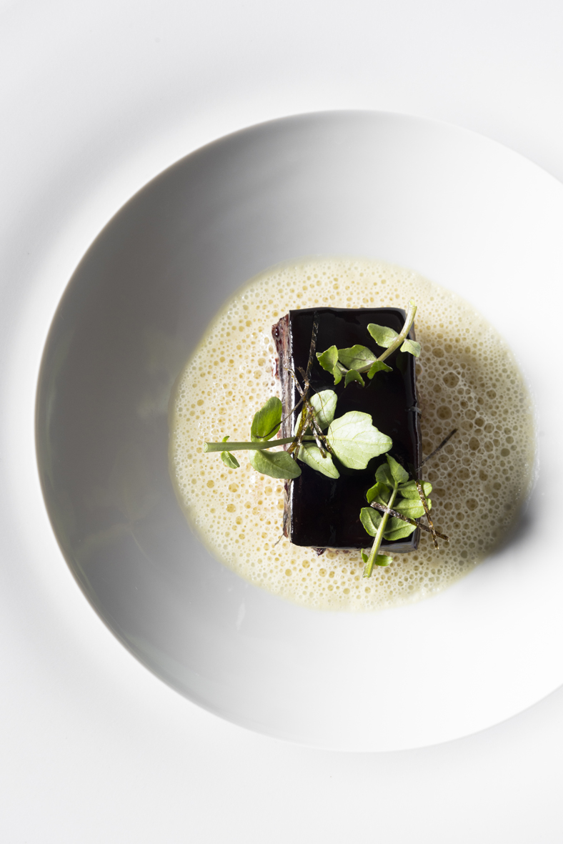 Anguilla laccata al vino rosso con fegato grasso e salsa al rosmarino