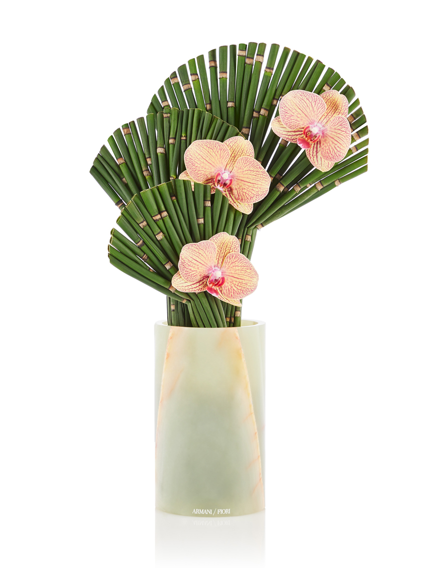 ORCHIDEE PHALENOPSIS e snakegrass su vaso in onice verde. Armani Fiori.