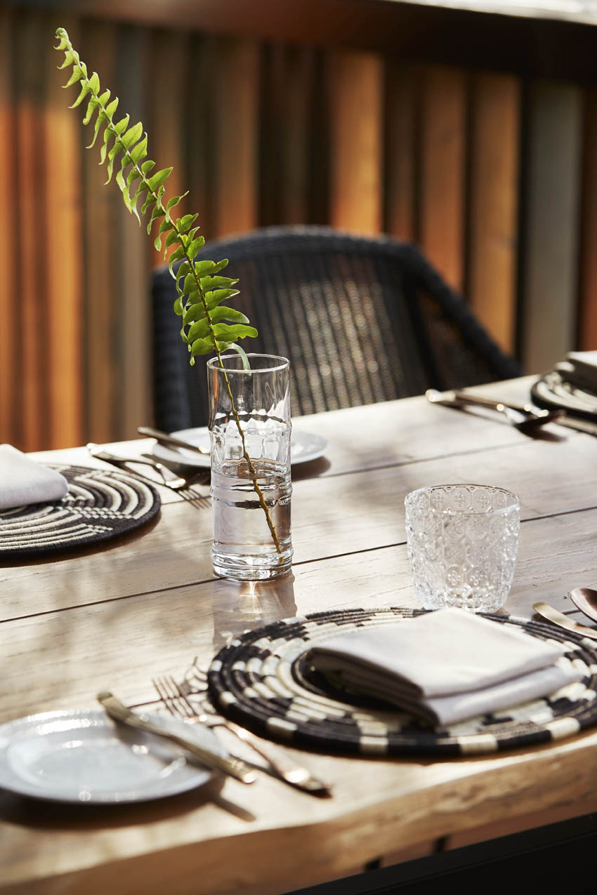 oo-gorillasnest-fampb-nest-restasurant-breakfast-detail-table-0265-master